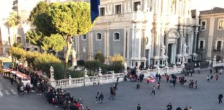 fila piazza Duomo per Sacello S. Agata