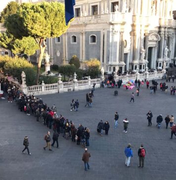 fila piazza Duomo per Sacello S. Agata