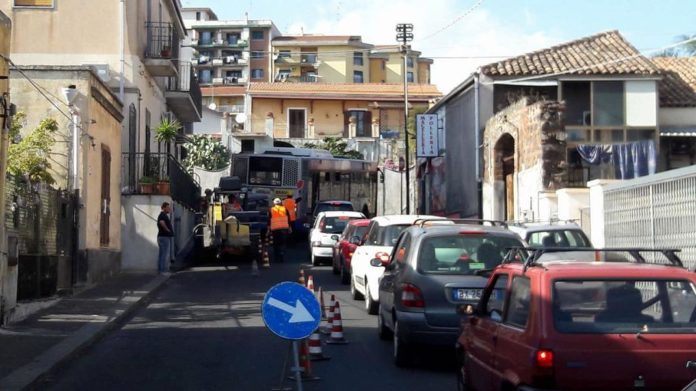 lavori fibre ottiche Catania traffico caos 20-04-17