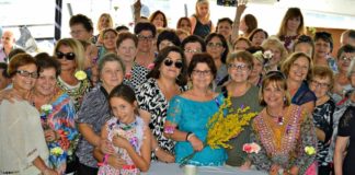 Sydney, Un folto gruppo di donne partecipanti alla crociera dell'otto marzo 2017