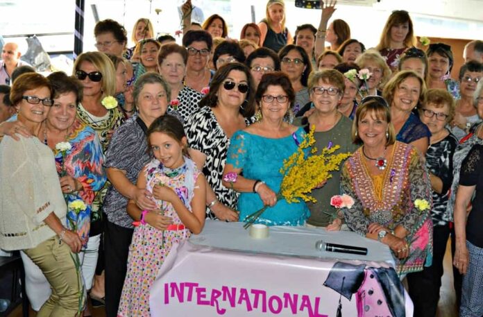 Sydney, Un folto gruppo di donne partecipanti alla crociera dell'otto marzo 2017