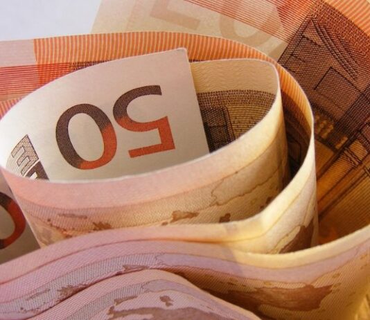Famiglie, cala il potere d’acquisto: -0,9% nel secondo trimestre 2026, giù anche il risparmio