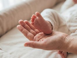 Natalità in Italia, nuovo minimo storico nel 2025: nascite in calo del 3,8% e appena 1,14 figli per donna. Tutti i dettagli dal report ISTAT